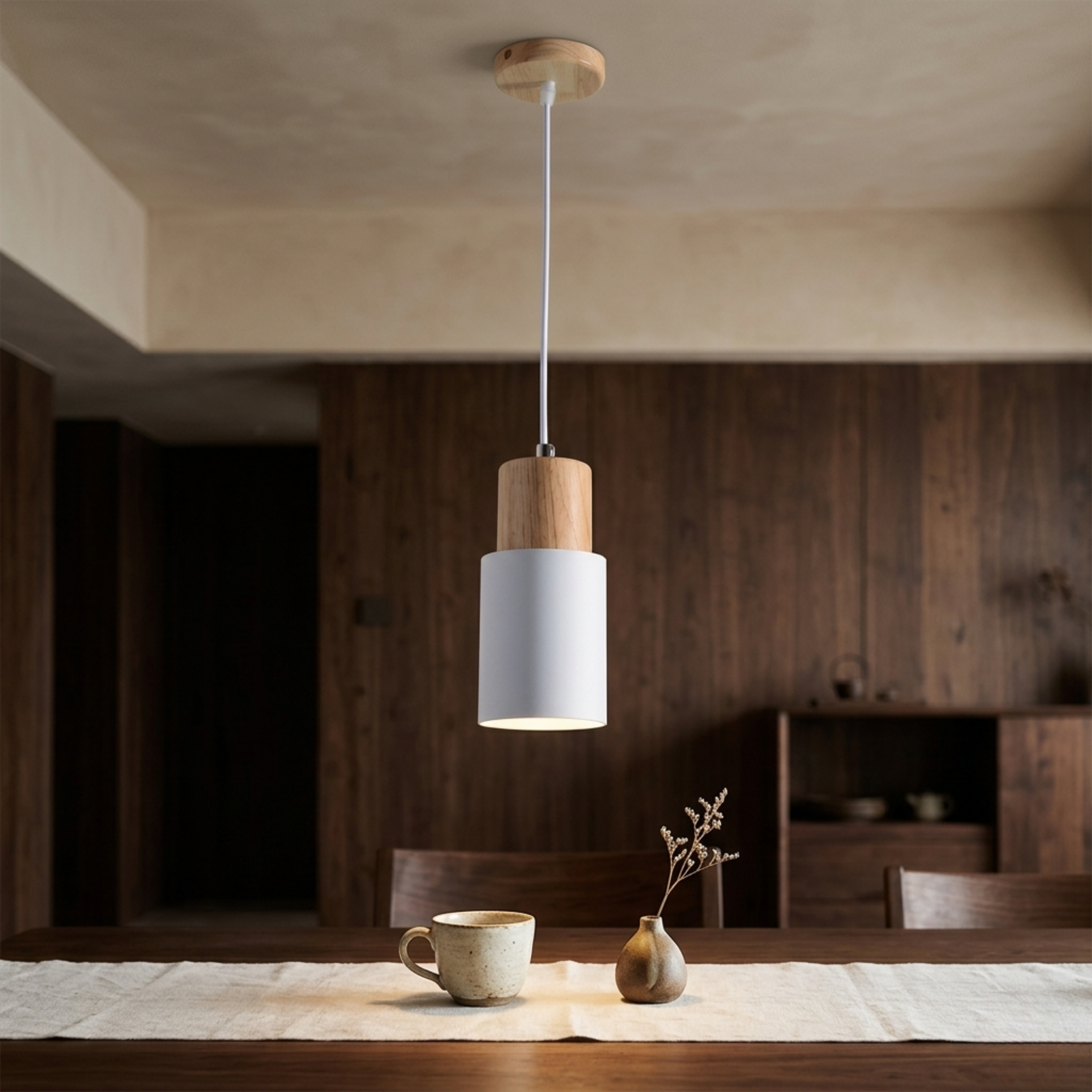 Moderne Pendelleuchte aus Metall und Holz mit Farbenfrohem Design