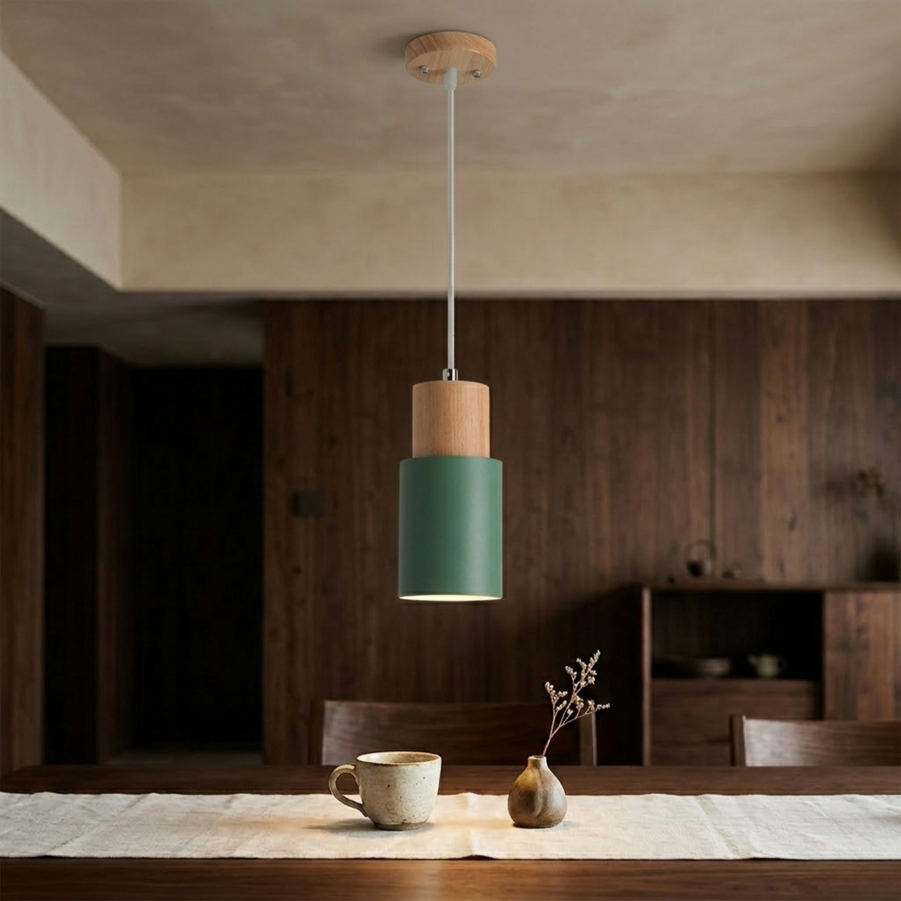 Moderne Pendelleuchte aus Metall und Holz mit Farbenfrohem Design