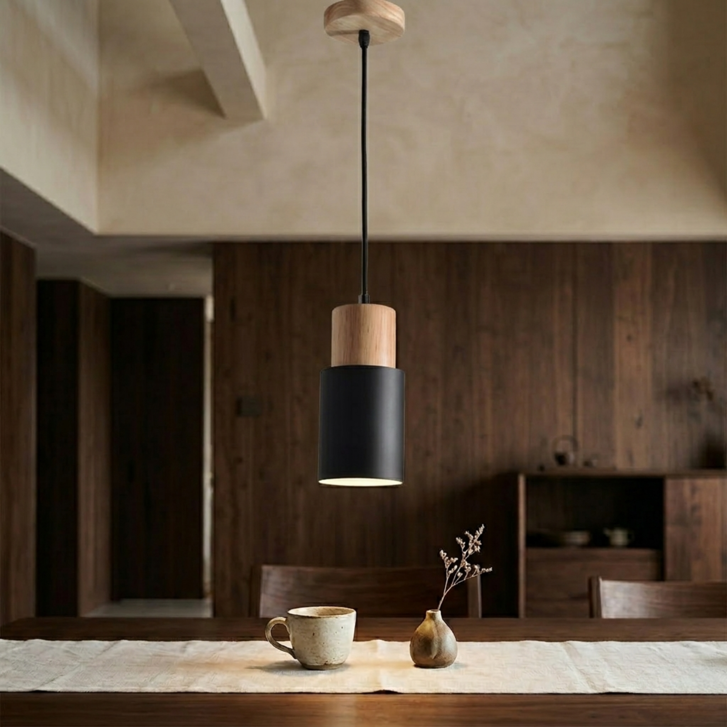 Moderne Pendelleuchte aus Metall und Holz mit Farbenfrohem Design