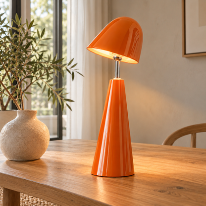 Moderne Kabellose Tischlampe mit Kegelschirm