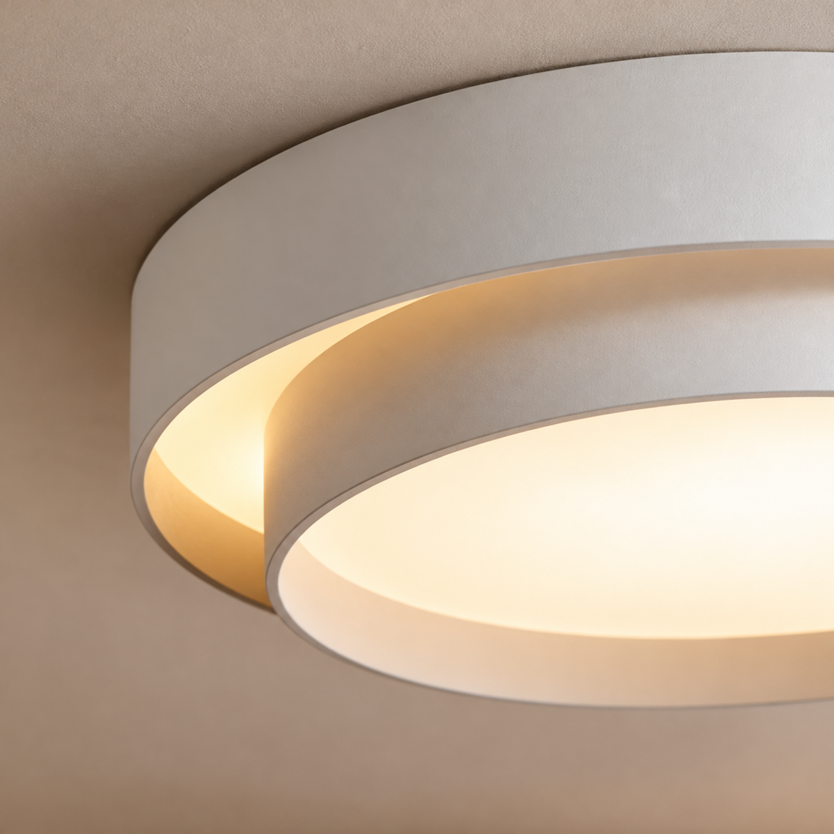 Asymmetrische LED Deckenleuchte mit Ringdesign