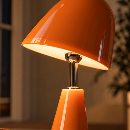 Moderne Kabellose Tischlampe mit Kegelschirm