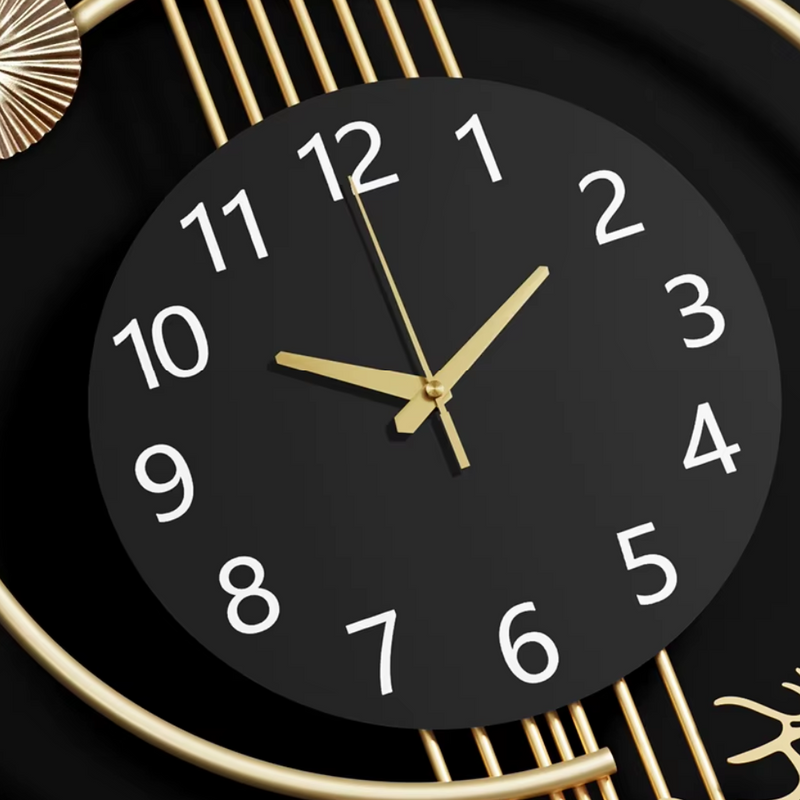 Wohnzimmer Goldene Wanduhr