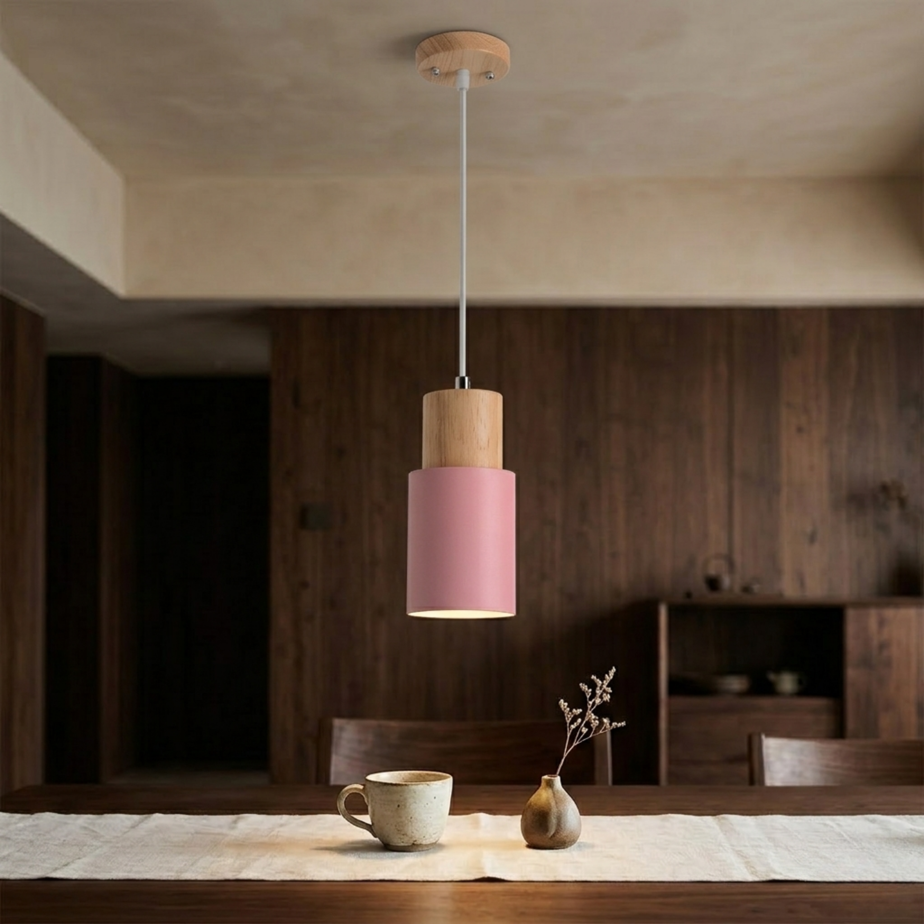 Moderne Pendelleuchte aus Metall und Holz mit Farbenfrohem Design