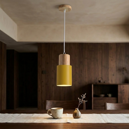 Moderne Pendelleuchte aus Metall und Holz mit Farbenfrohem Design