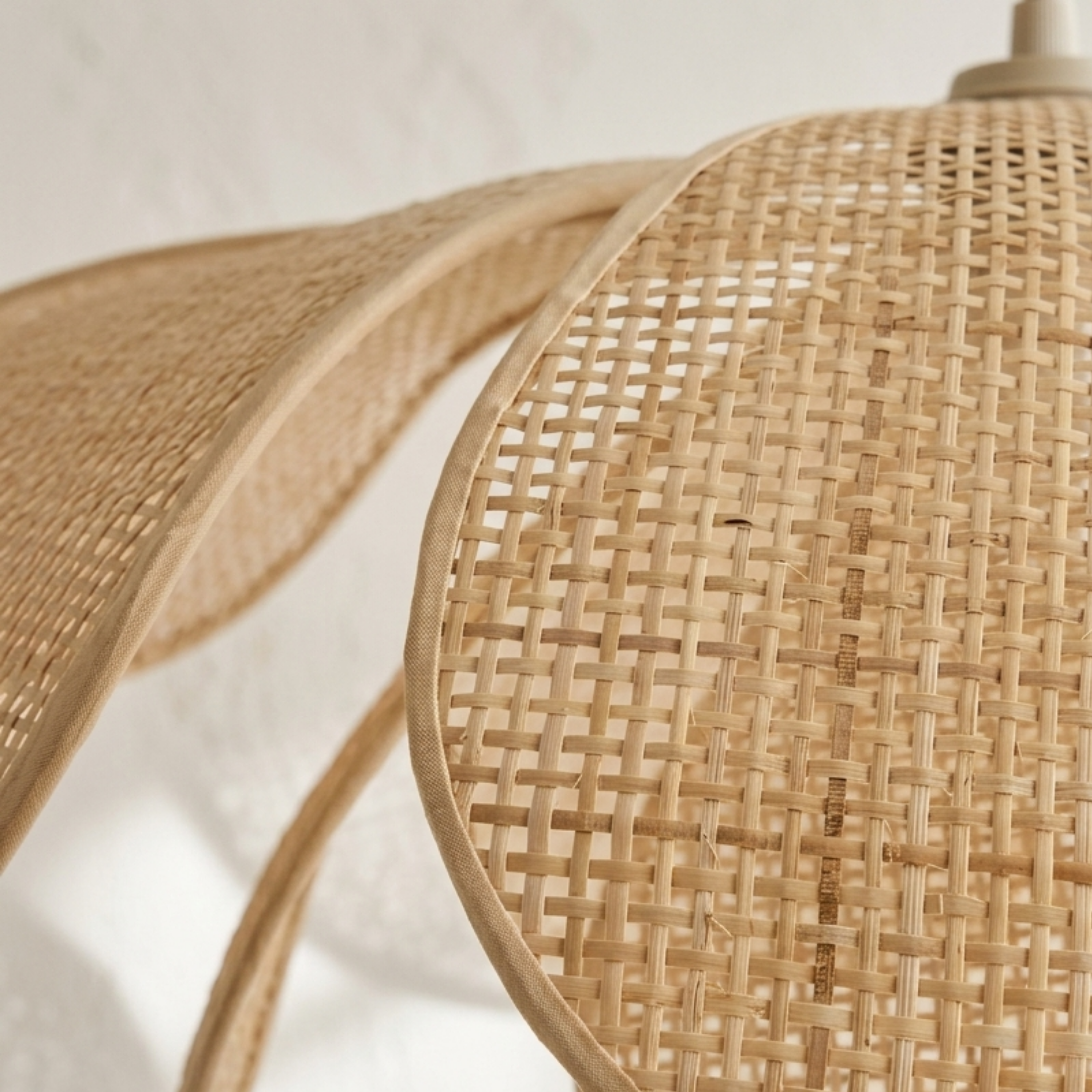 Geflochtene Rattan Hängelampe im Blüten Design