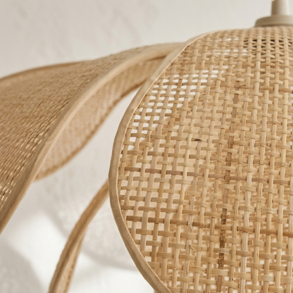 Geflochtene Rattan Hängelampe im Blüten Design