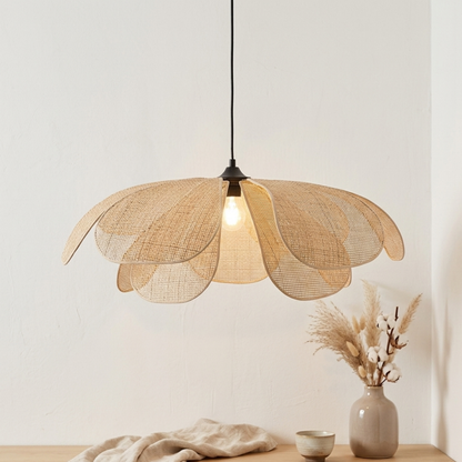 Geflochtene Rattan Hängelampe im Blüten Design